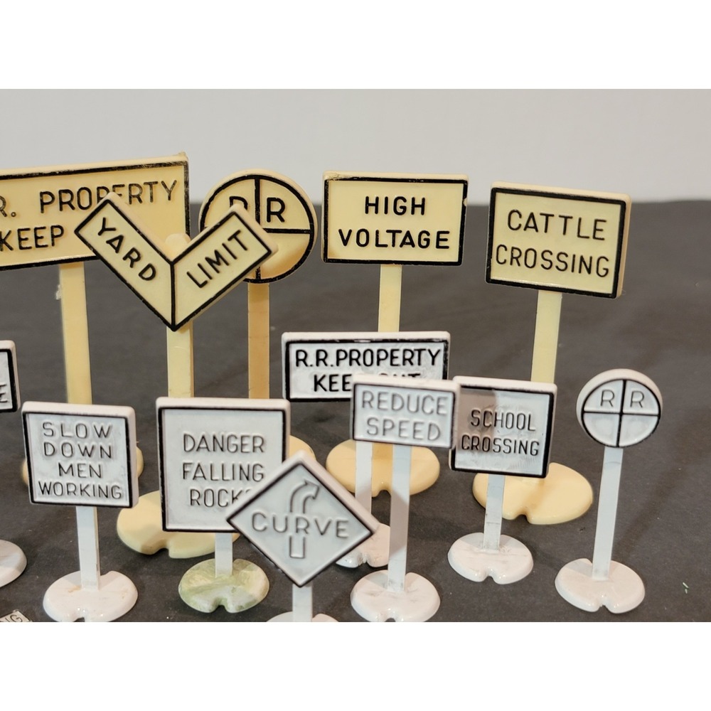 Vintage Ho Scale (16) Plastic Model‎ Railroad Signs Mixed Lot Model Train Set - Picture 3 of 5